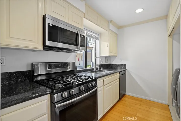 15207 Magnolia Boulevard 129, Sherman Oaks, California 91403