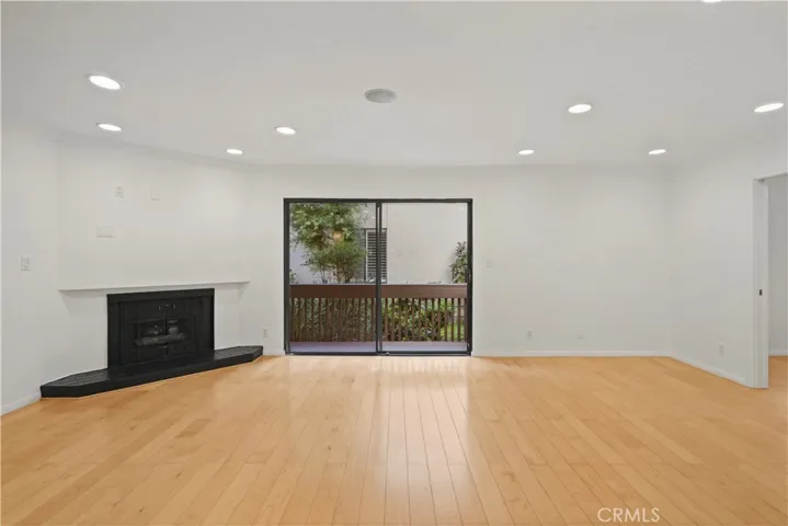 15207 Magnolia Boulevard 129, Sherman Oaks, California 91403