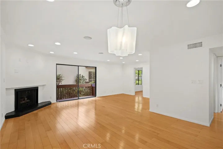 15207 Magnolia Boulevard 129, Sherman Oaks, California 91403