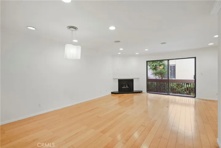 15207 Magnolia Boulevard 129, Sherman Oaks, California 91403