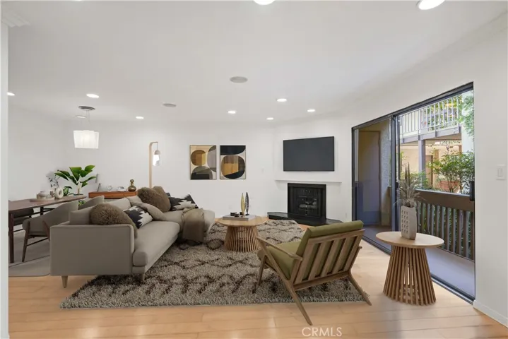 15207 Magnolia Boulevard 129, Sherman Oaks, California 91403