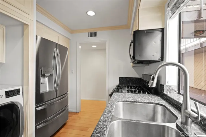15207 Magnolia Boulevard 129, Sherman Oaks, California 91403