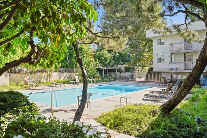 15207 Magnolia Boulevard 129, Sherman Oaks, California 91403