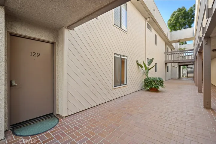 15207 Magnolia Boulevard 129, Sherman Oaks, California 91403