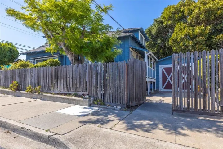 402 Central Avenue, Pacific Grove, California 93950