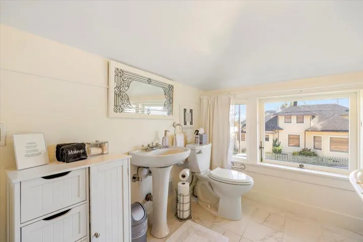 402 Central Avenue, Pacific Grove, California 93950