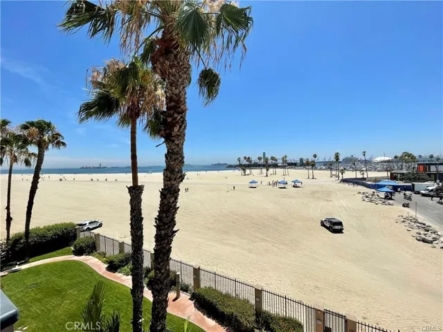 Direct access to the sand