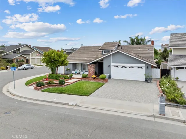 17701 Rainglen Lane, Huntington Beach, California 92649