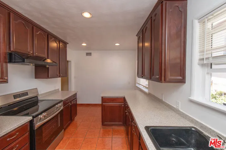 5242 Veronica Street, Los Angeles, California 90008