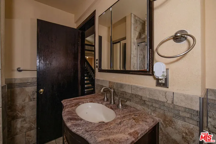 5242 Veronica Street, Los Angeles, California 90008