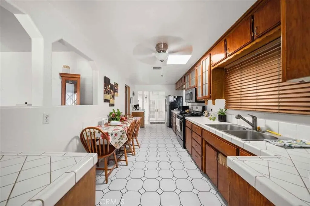 9279 Indiana Avenue, Riverside, California 92503 home-pic-2