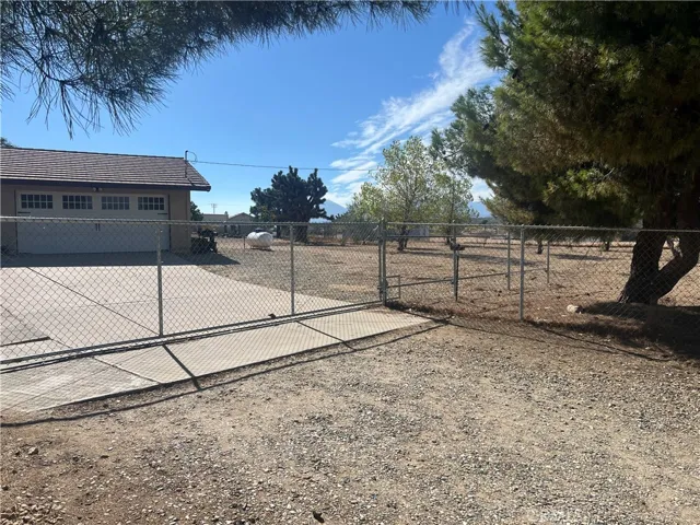 11575 Stuveling Street, Oak Hills, California 92344