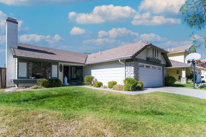 32525 Racquet Club Way, Lake Elsinore, California 92530
