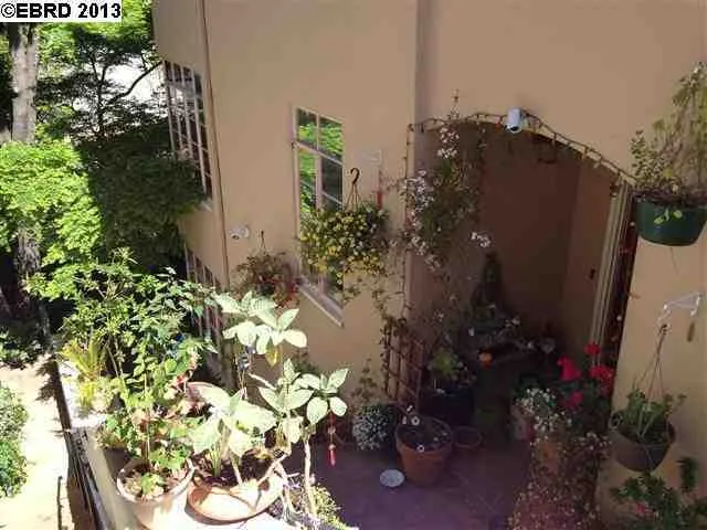 2301 Ivy Dr, Oakland, California 94606-2063