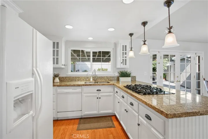 Beautiful kitchen with garanite countertops