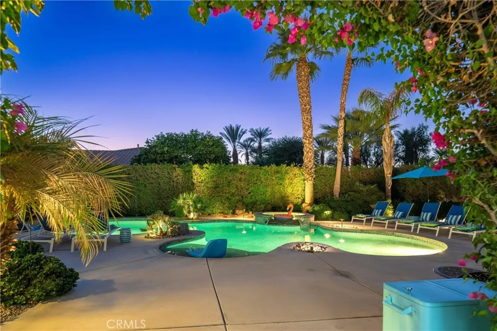 Great privacy with mature landscaping and separation between the homes Great privacy with mature landscaping and separation between the homes