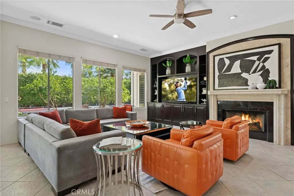 Large living room with seating for all Large living room with seating for all