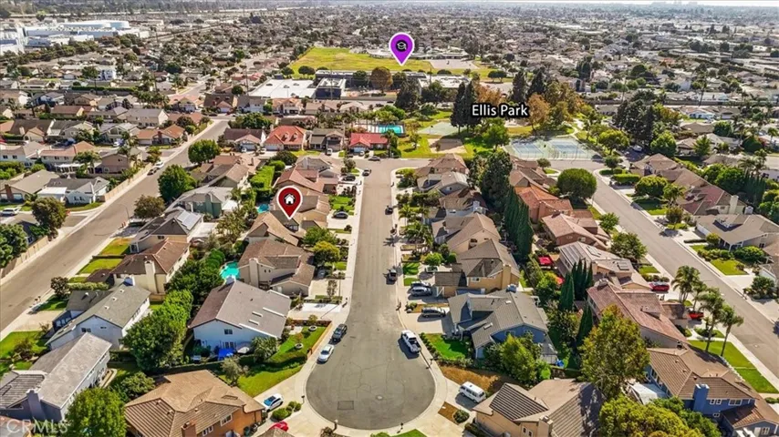 Ideal proximity to top-rated schools, Ellis Park, 405 freeway, medical facilities, shopping, dining and all other conveniences