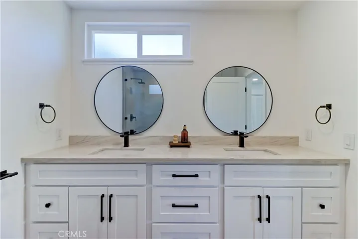 Master bath with dual sinks