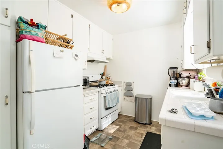 Unit 1-Messy kitchen, but you see its configuration