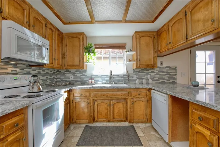 Lots of Kitchen Storage!