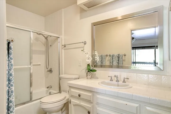 Upstairs Full Bathroom