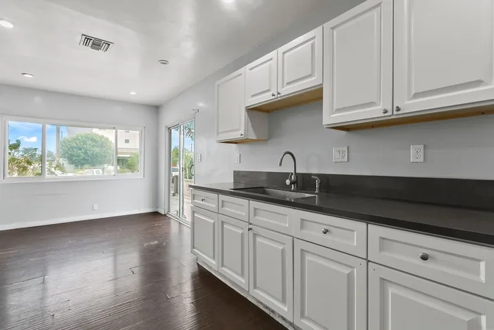 10605 S Burl Avenue, Inglewood, California 90304