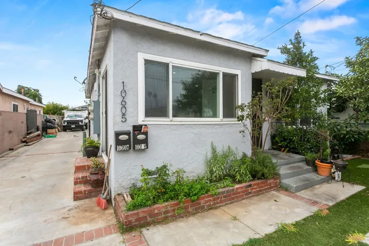 10605 S Burl Avenue, Inglewood, California 90304