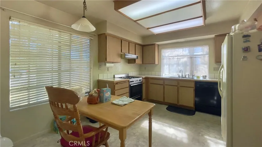 NICE AND BRIGHT KITCHEN, READY FOR YOUR FAMILY MEALS.