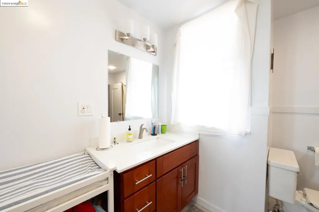 2232 11th Ave, Oakland, California 94606 home-pic-8