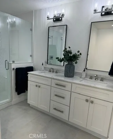 Primary bath with dual sinks