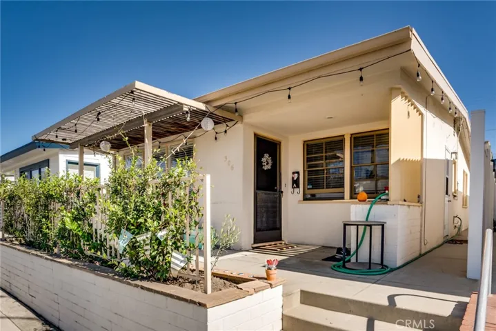 Unit 1-2 bedroom, 1 bath with private front patio