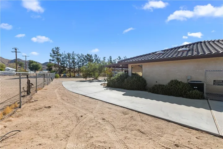 15901 Acoma Road, Apple Valley, California 92307