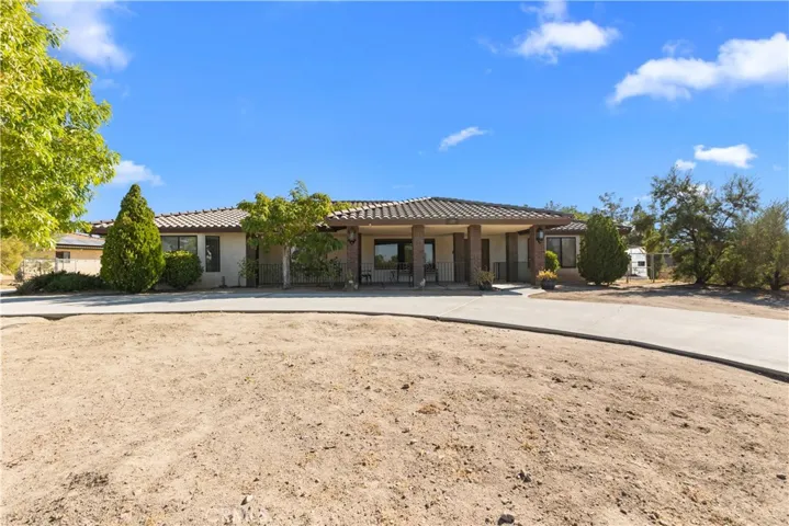 15901 Acoma Road, Apple Valley, California 92307