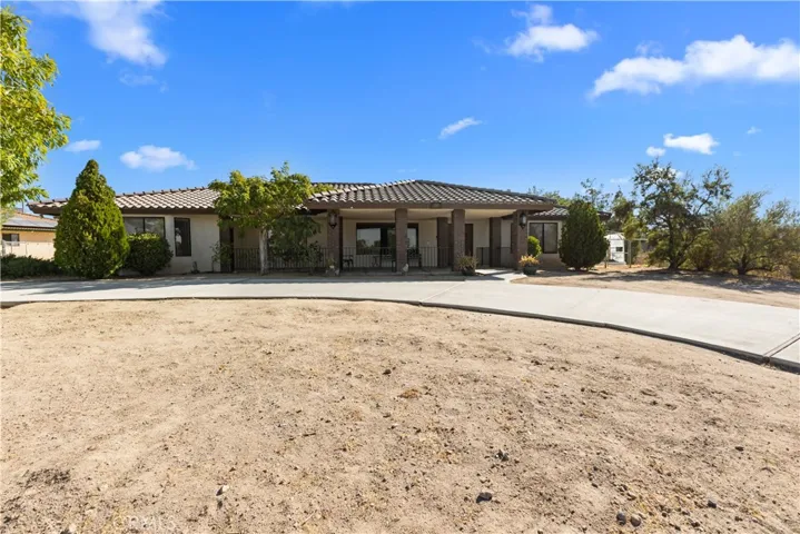 15901 Acoma Road, Apple Valley, California 92307