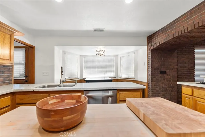 15901 Acoma Road, Apple Valley, California 92307