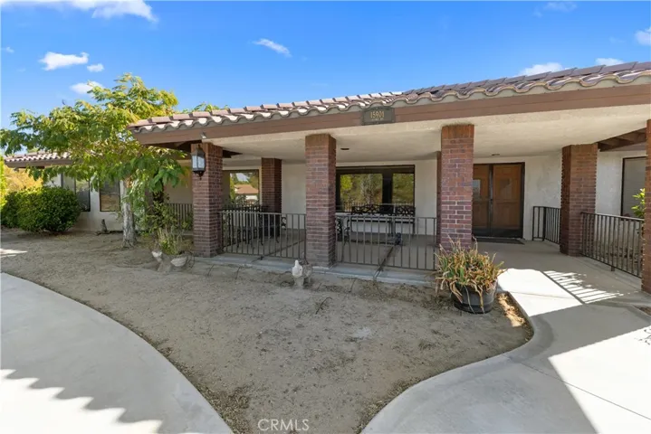 15901 Acoma Road, Apple Valley, California 92307