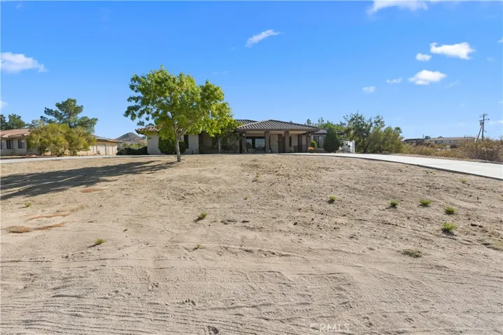 15901 Acoma Road, Apple Valley, California 92307