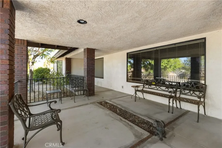 15901 Acoma Road, Apple Valley, California 92307