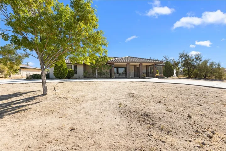 15901 Acoma Road, Apple Valley, California 92307