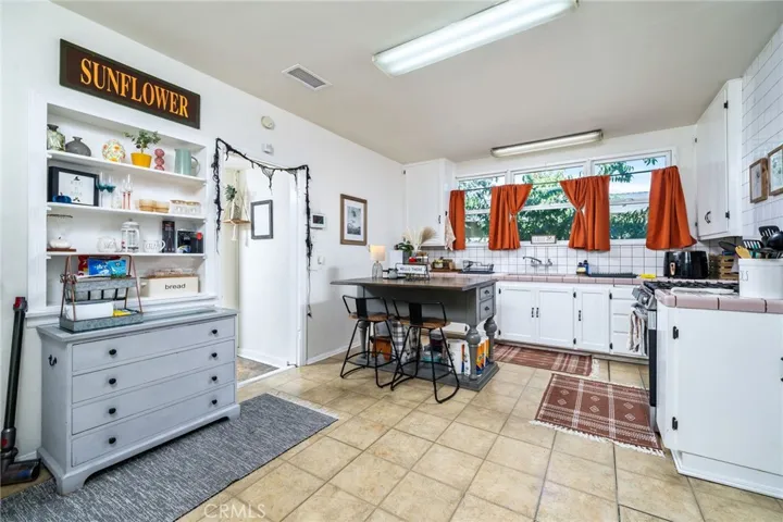 363 S 2nd Avenue, Upland, California 91786