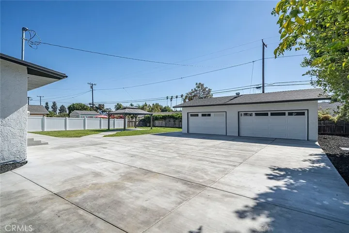 3 car garage ~900sqft