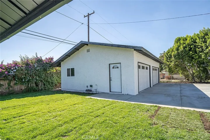 3 car garage ~900sqft