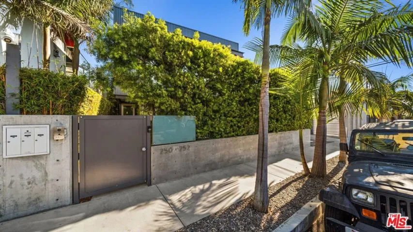 252 Bernard Avenue, Venice, California 90291
