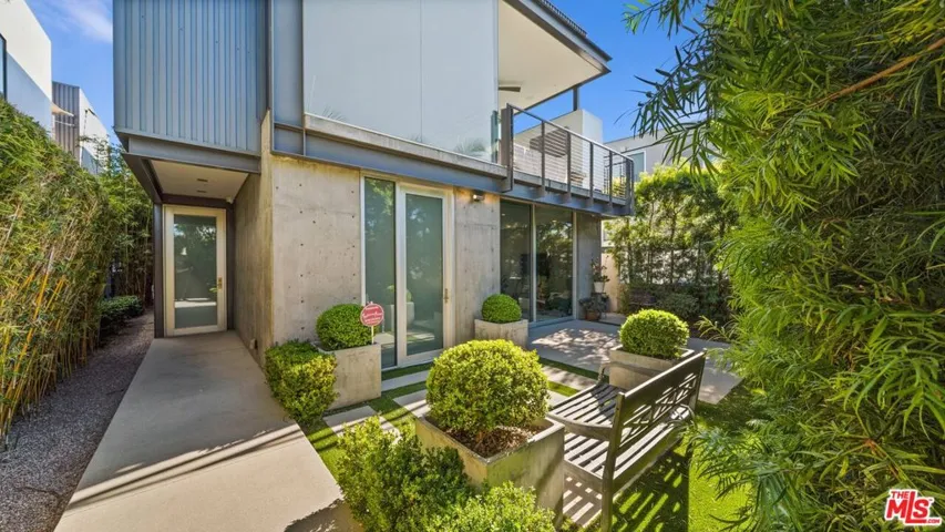 252 Bernard Avenue, Venice, California 90291