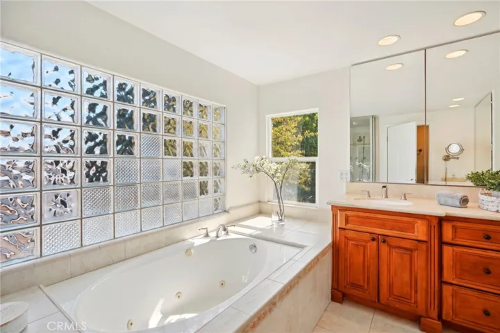 6 Village Circle, Manhattan Beach, California 90266