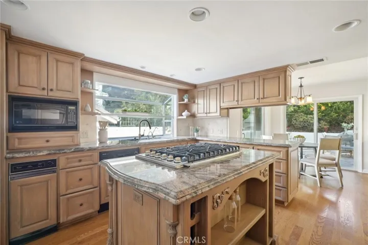 6 Village Circle, Manhattan Beach, California 90266