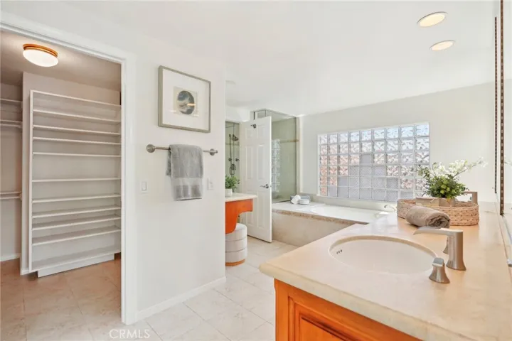 6 Village Circle, Manhattan Beach, California 90266