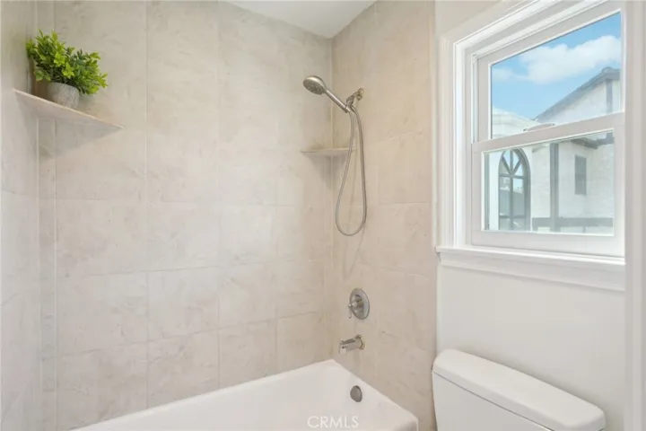 6 Village Circle, Manhattan Beach, California 90266