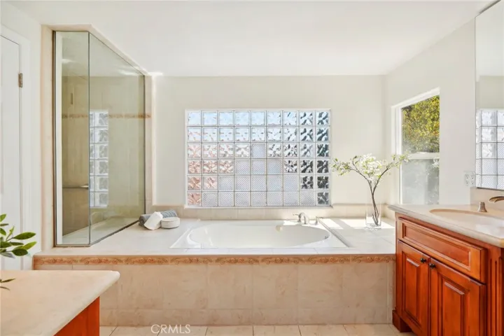6 Village Circle, Manhattan Beach, California 90266